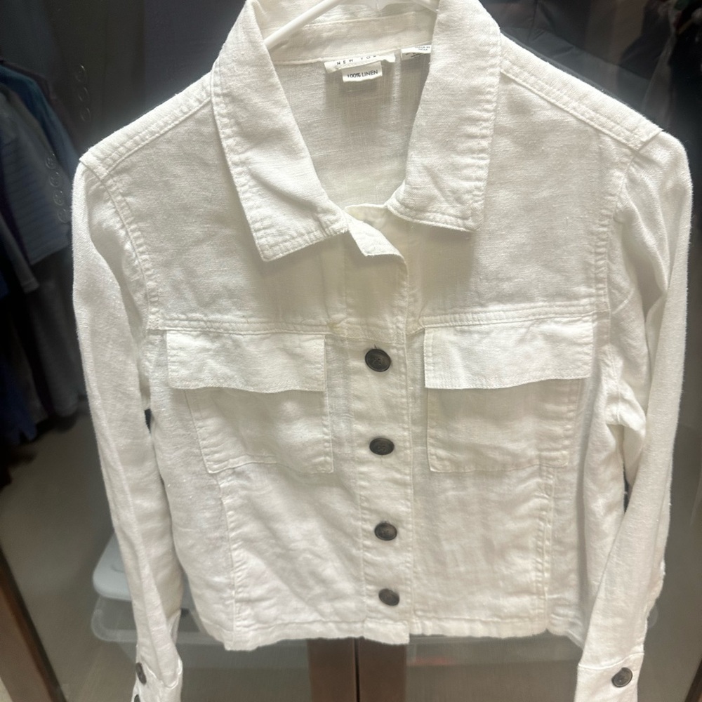 Nicole Miller White Linen Jacket.

LIGHTWEIGHT PERFECT FOR SPRING AND SUMMER!